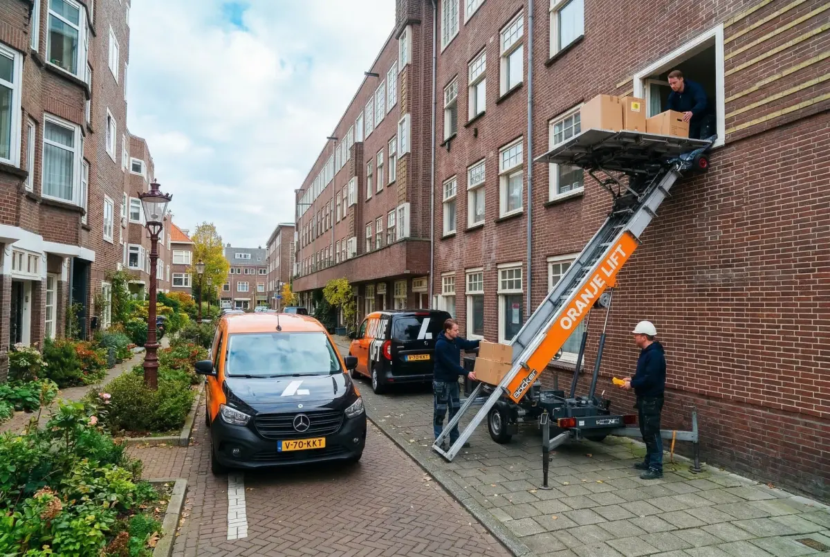 Aanhangerlift geplaatst in een smalle straat in Schiedam