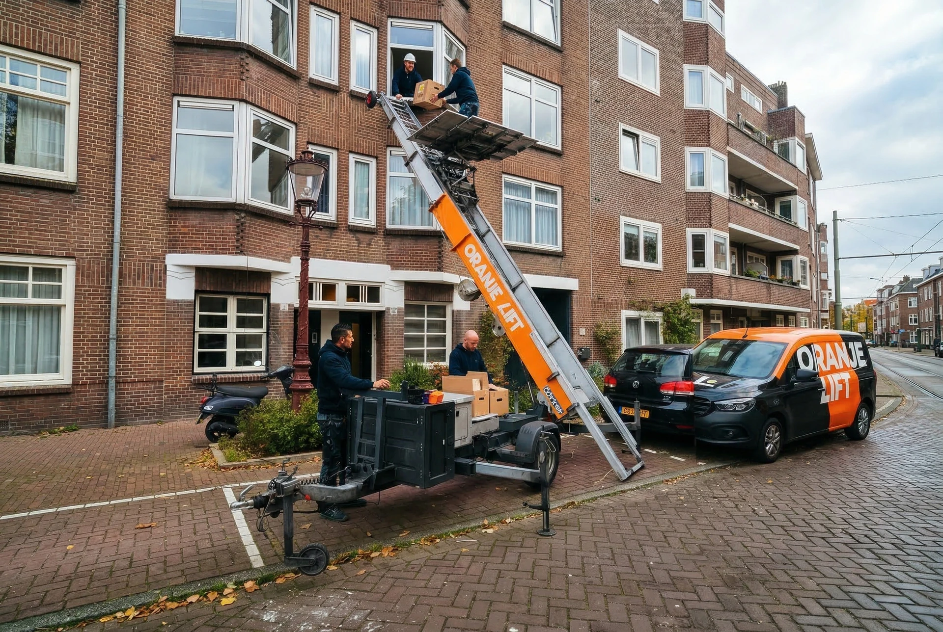 Verhuislift in actie bij woning in Schiedam