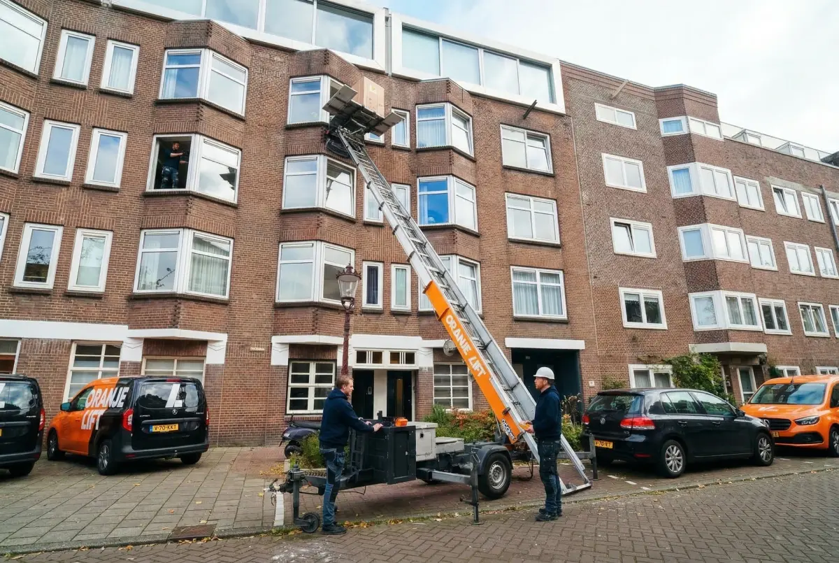 Verhuislift in actie in Schiedam
