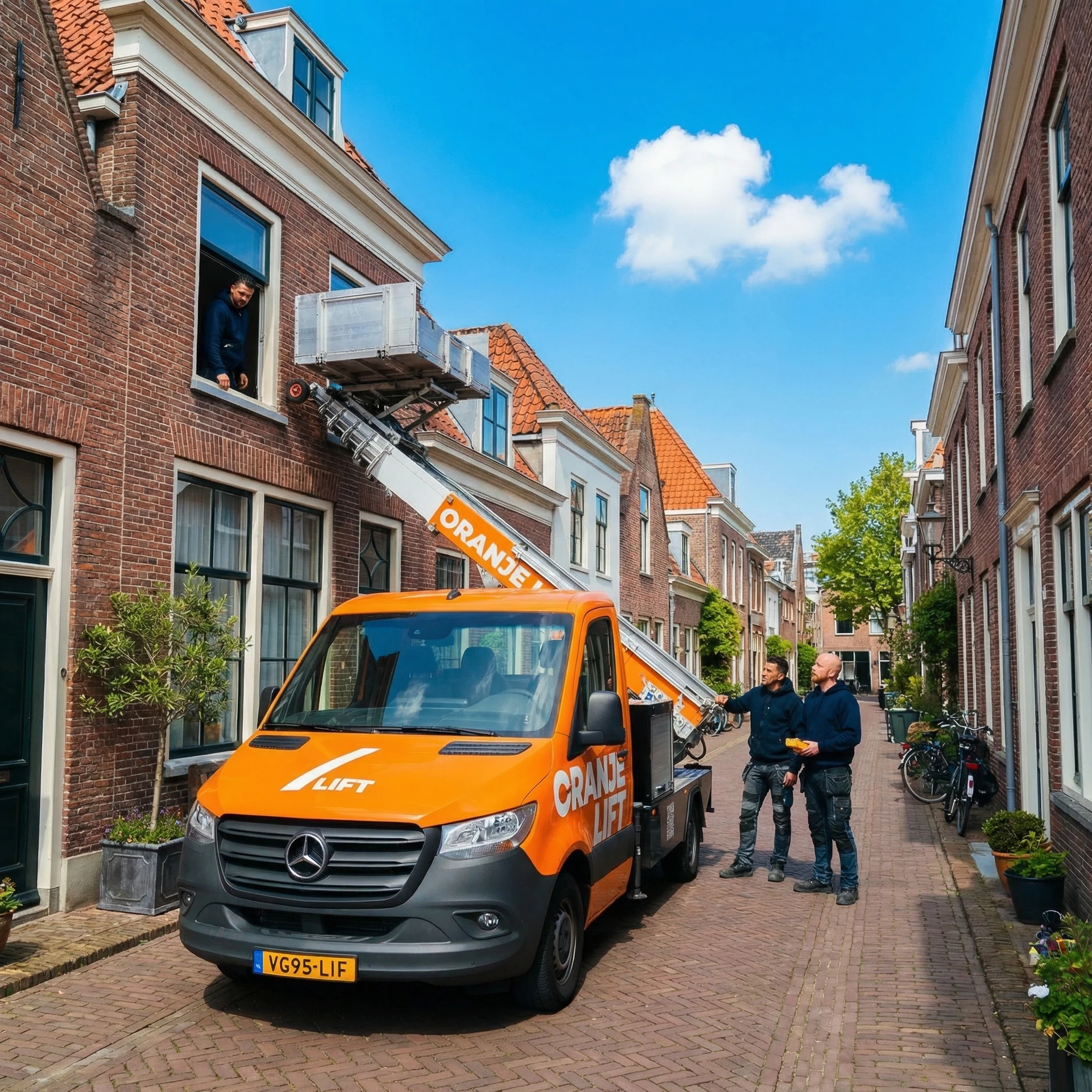 Ladderlift in gebruik bij verhuizing Schiedam