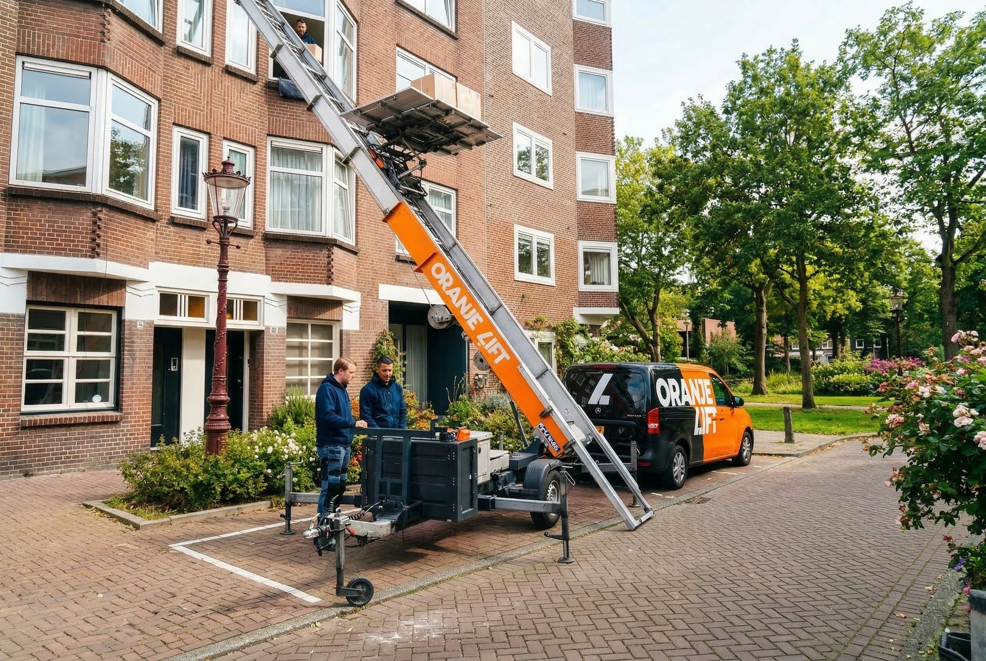 Aanhangerlift in gebruik bij appartement Schiedam
